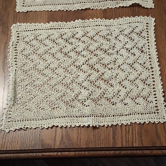 Set Of 3 Elegant vintage crocheted ecru Lace Placemats - Picture 4 of 6